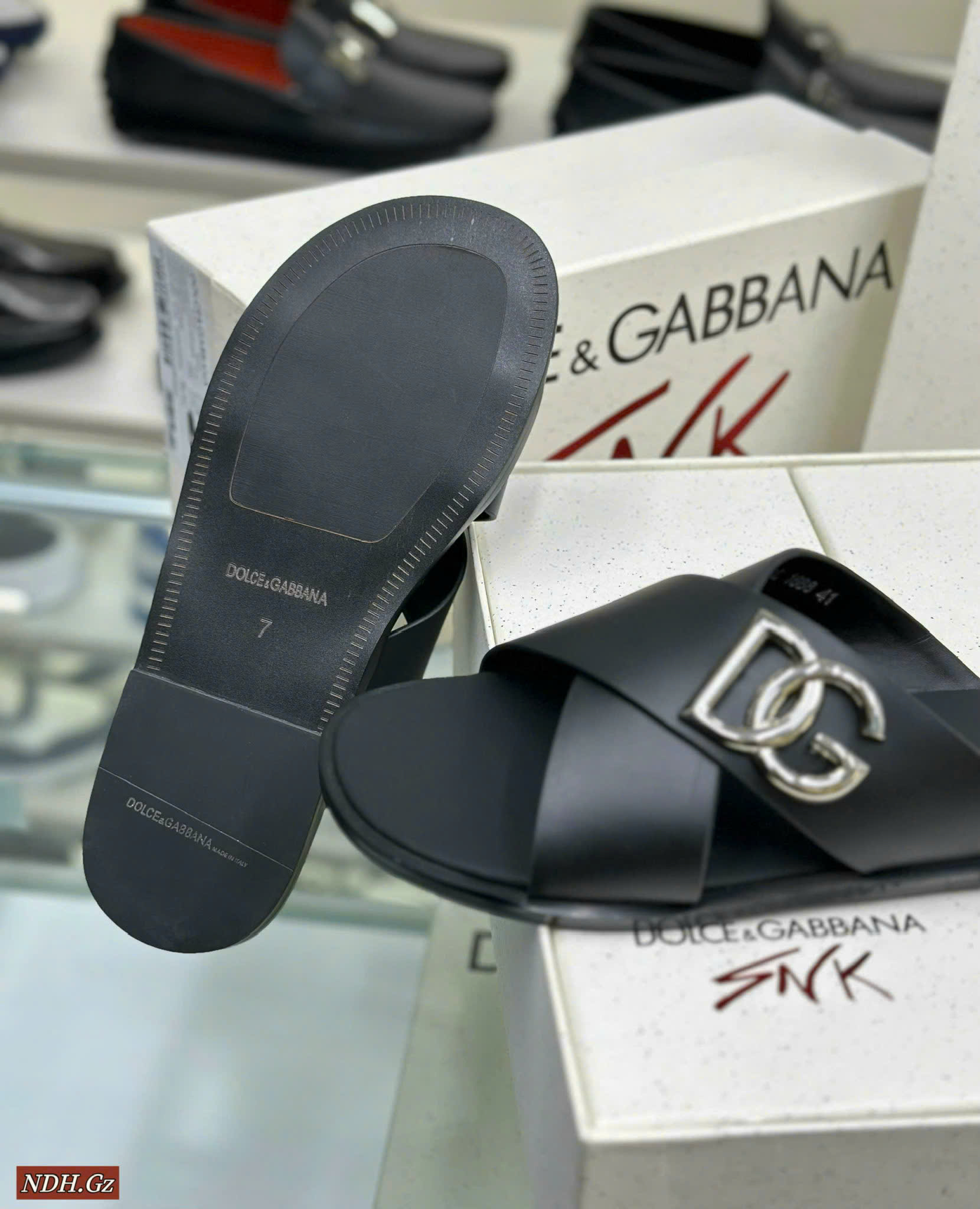 Dép lê quai chéo Dolce Gabbana DG Đen logo DG bạc Like Auth on web fullbox bill thẻ DDT